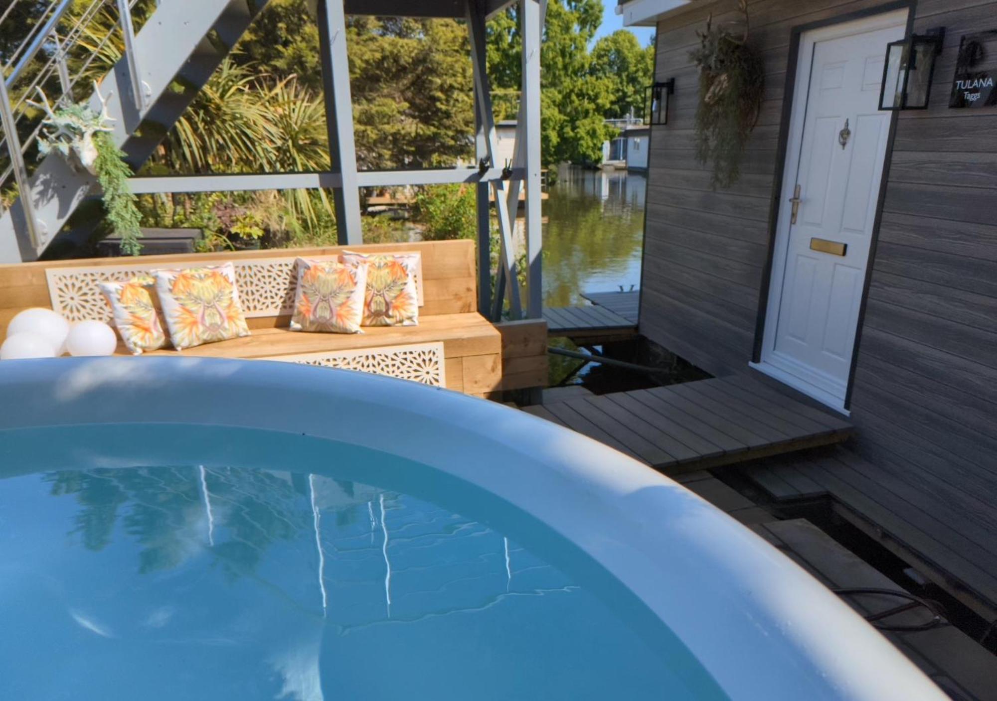 Tulana Taggs - Floating Home On Idyllic Island Hampton Hill Exterior foto